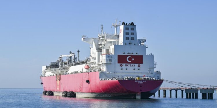 بوتاش التركية وتوتال الفرنسية توقعان اتفاقية غاز مسال طويلة الأجل
