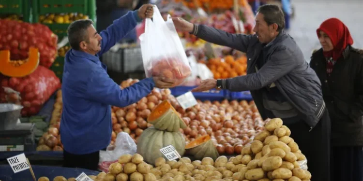 تركيا.. تراجع حاد في التضخم بعد رفع أسعار الفائدة
