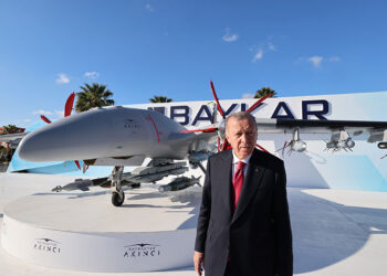تجول الرئيس التركي رجب طيب أردوغان، الجمعة، في أجنحة معرض “ساها إكسبو 2024” للصناعات الدفاعية والطيران المقام بمدينة إسطنبول