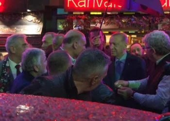 الرئيس أردوغان يلتقي بالمواطنين في أحد المطاعم بمدينة إسطنبول