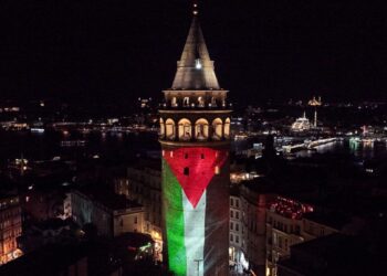 شاهد إضاءة علم فلسطين على برج غالاطة سراي في إسطنبول التركية