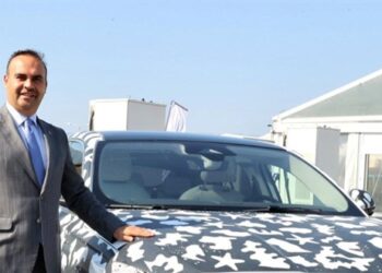 اختبر وزير الصناعة والتكنولوجيا التركي محمد فاتح كاجير الطراز الجديد من سيارة Togg T10F