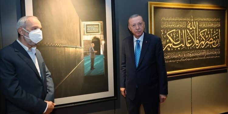 الرئيس أردوغان يتفقد معرض صور عن مسجد آيا صوفيا