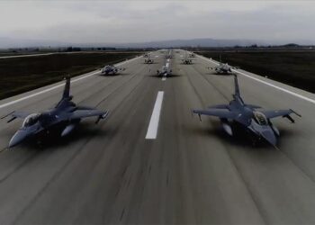 الدفاع التركية تستعرض مقاتلات إف16 بنظام مشية الفيل