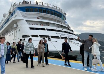أماسرا التركية تستقبل 1051 سائحا روسيا في سفينة عملاقة