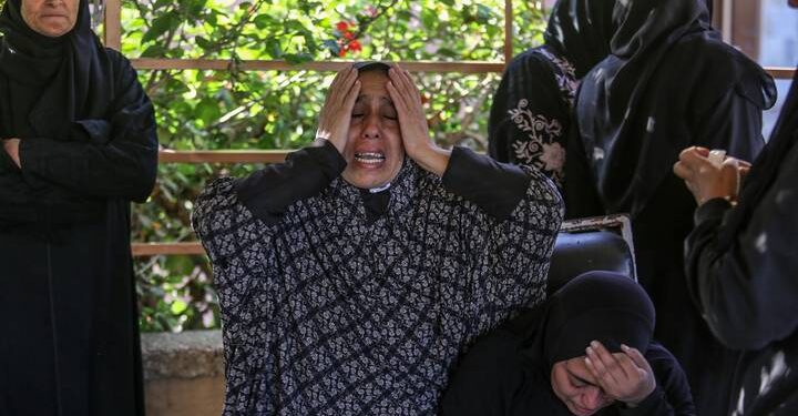 غزة.. جيش الاحتلال يتوغل شمالا ويقصف مخزن أدوية كمال عدوان المحاصر