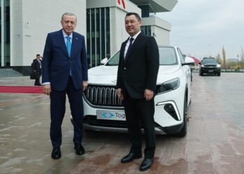 أردوغان يهدي رئيس قرغيزيا سيارة توغ التركية