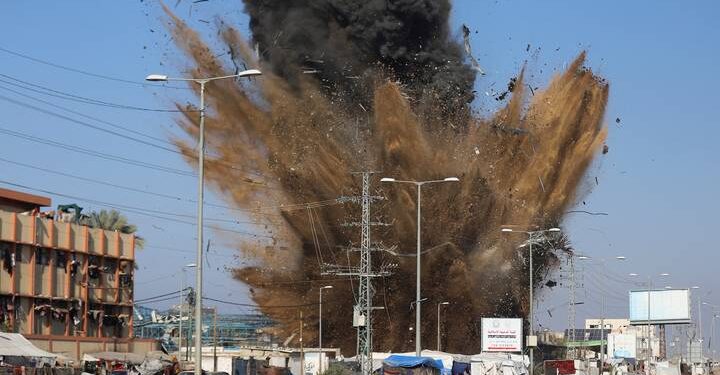 قطاع غزة.. مزيد من الشهداء بسبب البرد وسقوط العشرات بقصف مراكز الإيواء