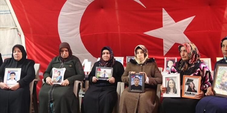 للعام الـ 6.. أمهات ديار بكر بتركيا يواصلن الاعتصام لاستعادة أبنائهن