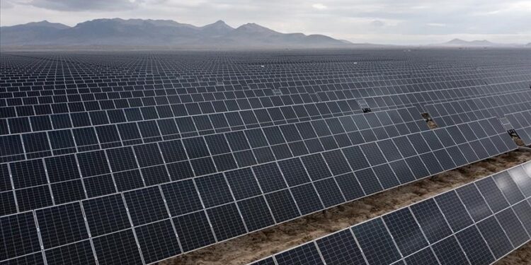 تركيا تتخطى هدف 2025 وتضاعف قدرات الطاقة الشمسية