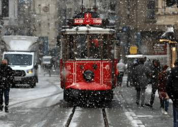 عاصفة ثلجية تضرب إسطنبول.. إلغاء مئات الرحلات الجوية وتوقعات بتعطيل المدارس