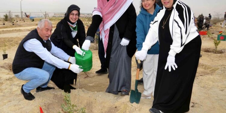 السفيرة التركية تغرس شجرة خلال فعالية اليوم السابع لتشجير الكويت