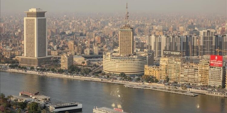 مصر.. إضاءة البرج الأيقوني في العاصمة الإدارية بألوان العلم التركي