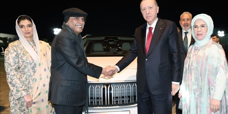 أردوغان يهدي الرئيس الباكستاني سيارة توغ التركية