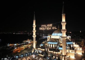 لافتات المحيا الرمضانية تزين مساجد إسطنبول التاريخية