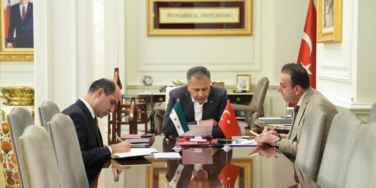 وزير الداخلية التركي يأمل بتعزيز التعاون مع نظيره السوري