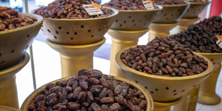 استعدادا لرمضان.. الأسواق التركية تعرض التمور بشتى أنواعها