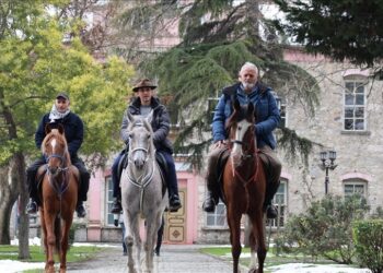 3 إسبان يصلون إسطنبول على ظهور الخيل في طريقهم إلى الحج