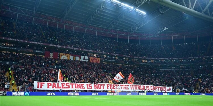 جماهير غالاطة سراي التركي يرفعون لافتات داعمة لفلسطين