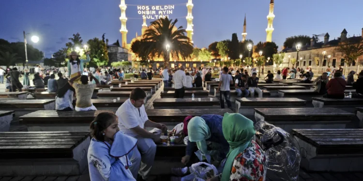 رمضان تركيا... تمسّك بعادات من إرث العثمانيين