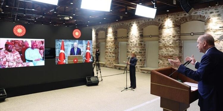 عبر اتصال مرئي.. أردوغان يشارك بافتتاح مسجد يحمل اسمه في غينيا