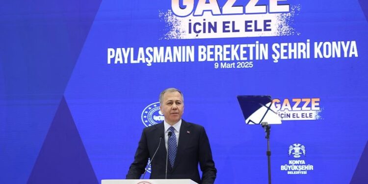 قونية.. وزير الداخلية التركي يشارك عائلات فلسطينية من غزة مائدة الإفطار