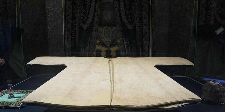 جامع الخرقة الشريفة يفتح أبوابه لرؤية البردة النبوية في إسطنبول