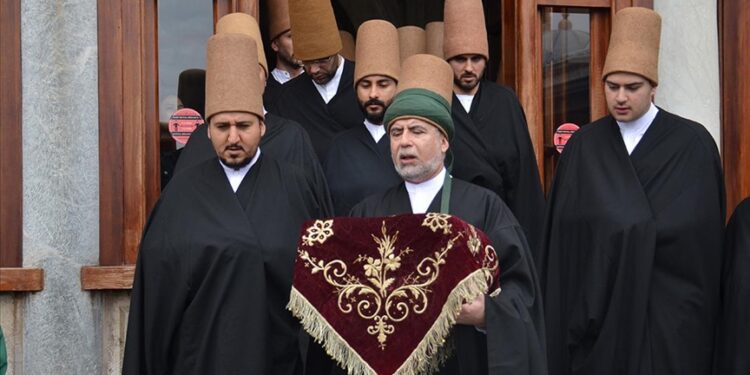 قونيا التركية.. إقبال كبير على رؤية شعرات من لحية النبي