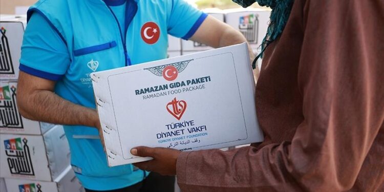 وقف الديانة التركي يقدم مساعدات لمليوني محتاج في رمضان