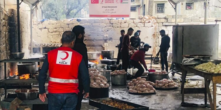 الهلال الأحمر التركي يعتزم توزيع 900 ألف وجبة في غزة طيلة رمضان