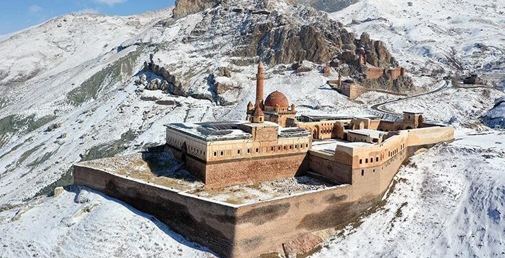 قصر إسحاق باشا.. سحر الشرق التركي لعشاق التصوير