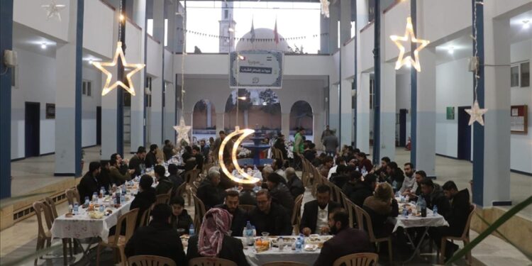 الإغاثة التركية تقدم إفطارا رمضانيا لسبعة آلاف طالب جامعي بسوريا