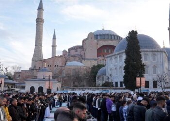 إسطنبول.. حشود تؤدي صلاة العيد في آيا صوفيا والمساجد الكبرى
