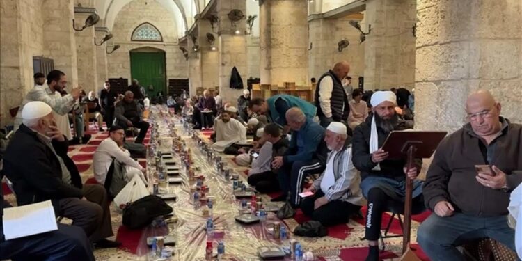 ميراثنا القدس التركية تقيم مأدبة إفطار لـ1500 صائم في المسجد الأقصى