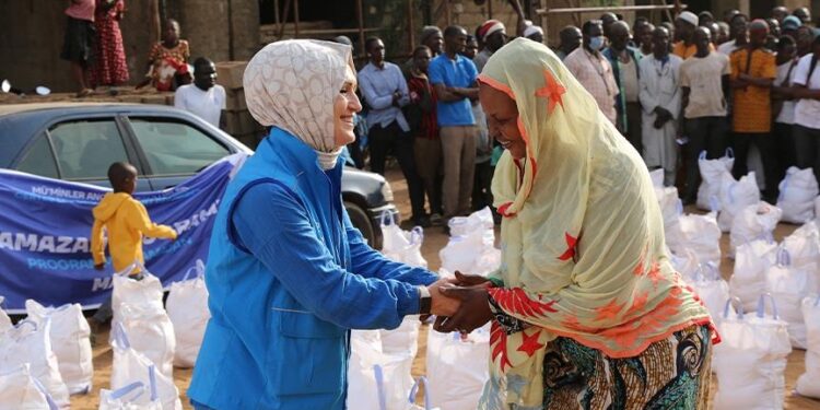 وقف الديانة التركي يوزع 5 آلاف سلة غذائية في مالي