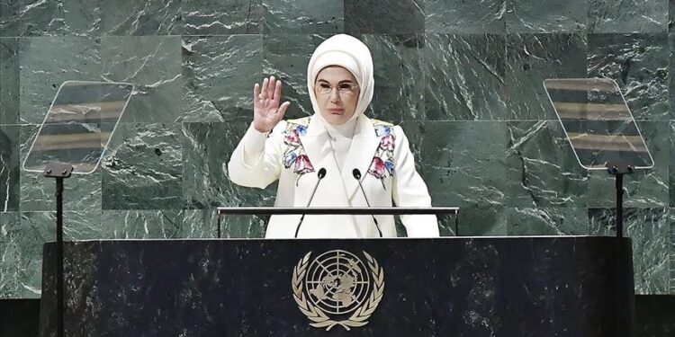 أمينة أردوغان: قطاع الموضة والنسيج يتحمل نصيبا كبيرا من التلوث البيئي