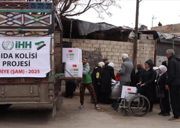 الإغاثة الإنسانية التركية توزع 3 آلاف طرد غذائي على فلسطينيين بسوريا