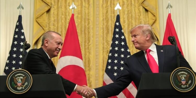 أردوغان يؤكد أهمية مساهمة أنقرة وواشنطن برفع العقوبات عن سوريا