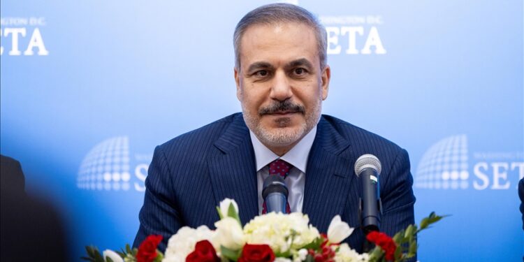 فيدان يهنئ المسلمين في تركيا والعالم بعيد الفطر