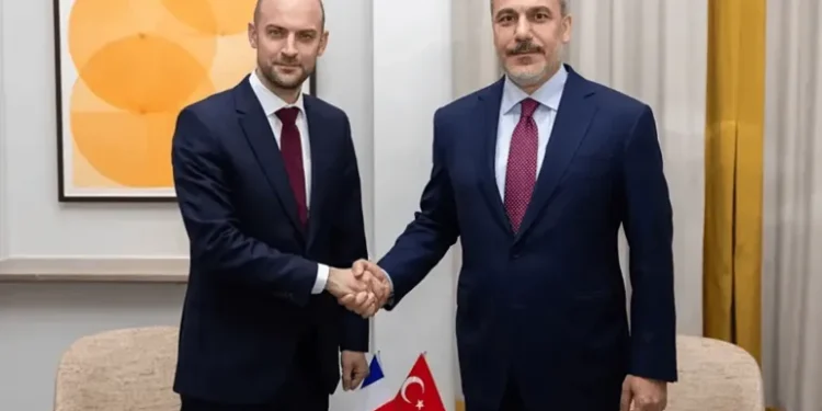 فيدان في باريس.. محطة جديدة في مسار العلاقات التركية الفرنسية المتوترة