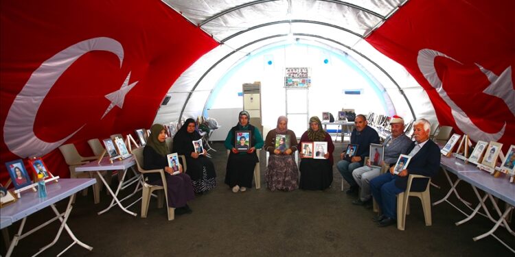 بعيد الفطر.. أمهات ديار بكر بتركيا يواصلن الاعتصام لاستعادة أبنائهن