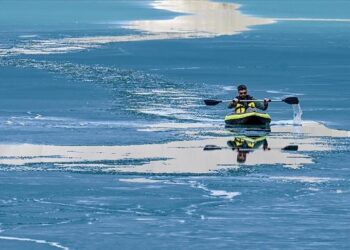 تركيا.. عشاق التجديف يمارسون رياضتهم على جليد بحيرة زرنيك