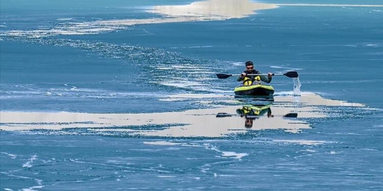 تركيا.. عشاق التجديف يمارسون رياضتهم على جليد بحيرة زرنيك