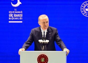 أردوغان يعلن عودة 200 ألف سوري لبلادهم من تركيا منذ سقوط الأسد