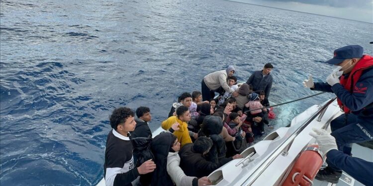 تركيا.. إنقاذ 25 مهاجرا غير نظامي في البحر المتوسط