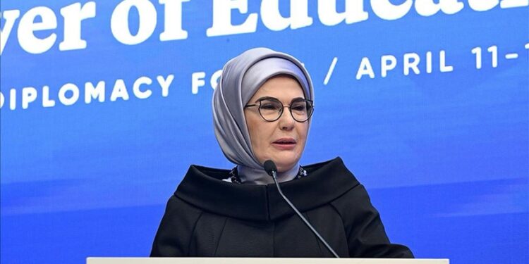 أمينة أردوغان: الإنسانية لم تعد تحتمل مزيدا من الحروب والصراعات