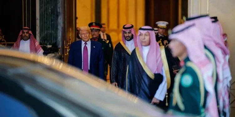 ترامب يعلن رفع العقوبات عن سوريا