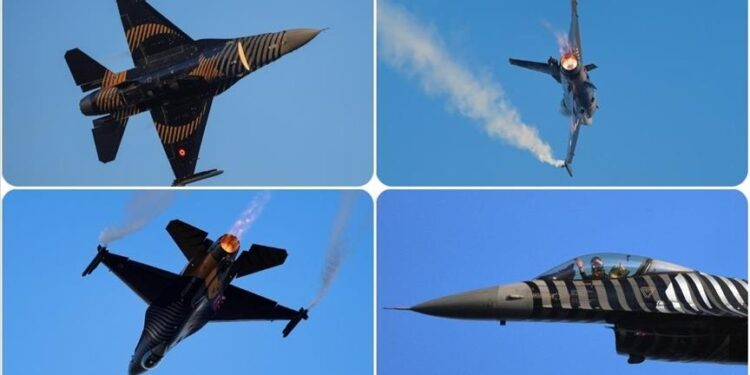 طيارو سولوتورك يقدمون عرضا جويا بسماء إسطنبول