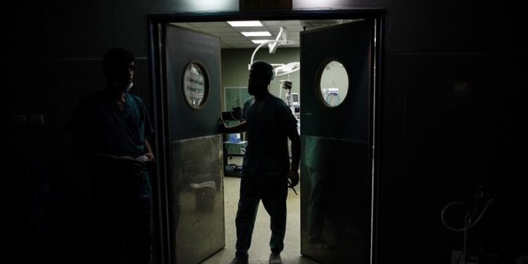 قطاع غزة.. حصار إسرائيل واستهداف مولدات مشفى الإندونيسي أخرجاها عن الخدمة