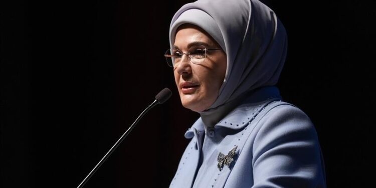 أمينة أردوغان تدعو لتعزيز مكانة الأسرة لمواجهة العزلة وشيخوخة العالم